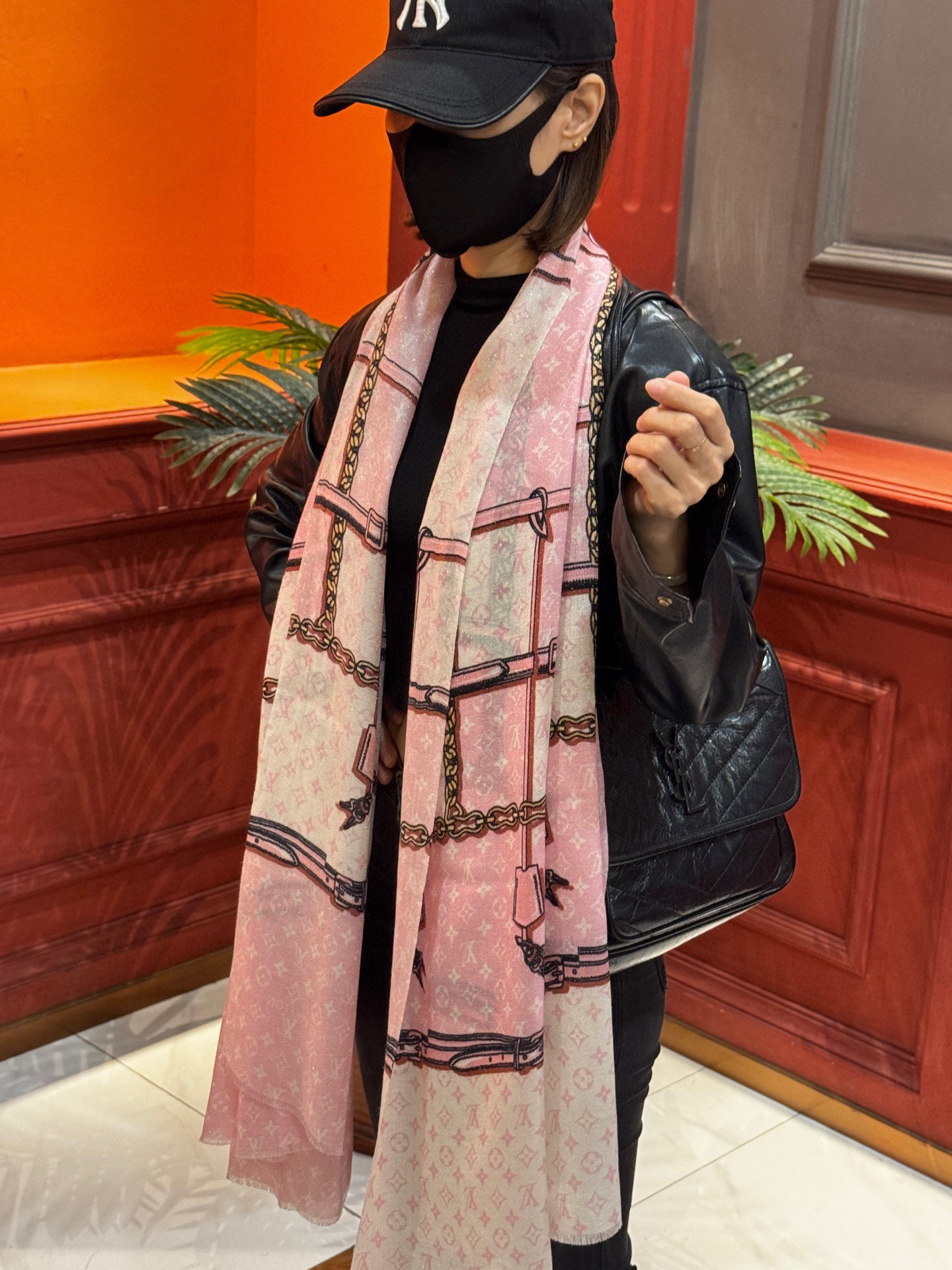 会发光发亮的围巾真心赞‼️驴家【L链条箱包花纹银丝长巾】银丝印花羊绒长巾，2025新款银丝长巾来撷Nou