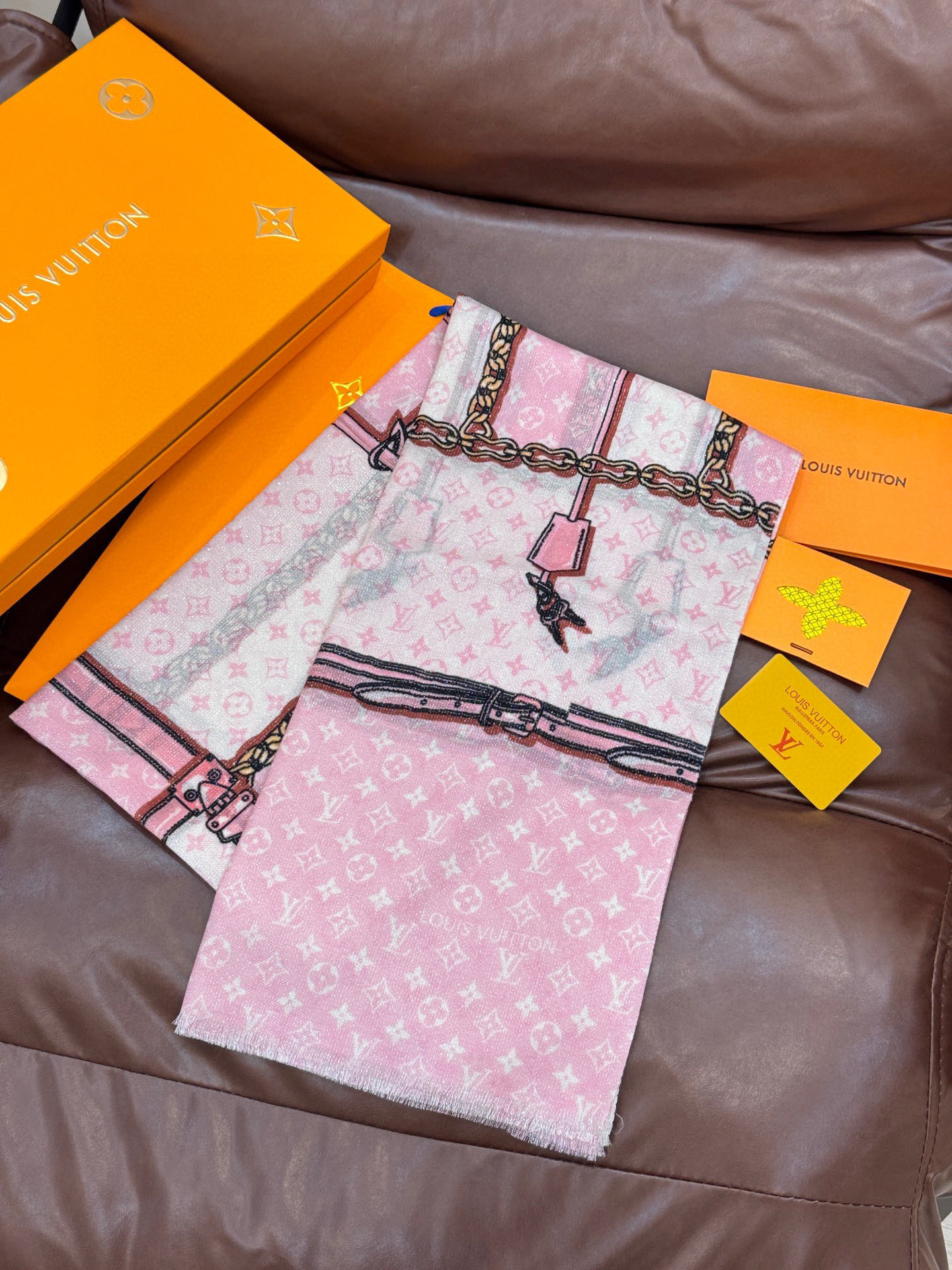 会发光发亮的围巾真心赞‼️驴家【L链条箱包花纹银丝长巾】银丝印花羊绒长巾，2025新款银丝长巾来撷Nou