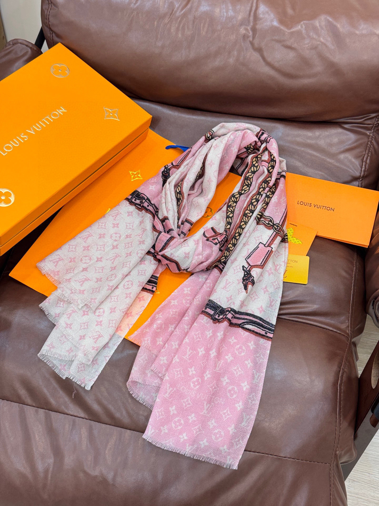 会发光发亮的围巾真心赞‼️驴家【L链条箱包花纹银丝长巾】银丝印花羊绒长巾，2025新款银丝长巾来撷Nou