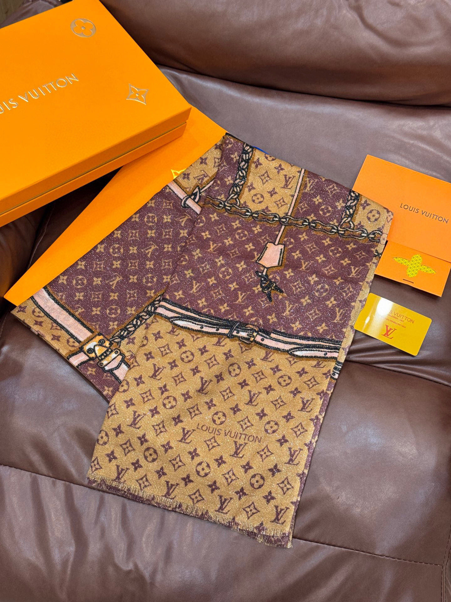 会发光发亮的围巾真心赞‼️驴家【L链条箱包花纹银丝长巾】银丝印花羊绒长巾，2025新款银丝长巾来撷Nou