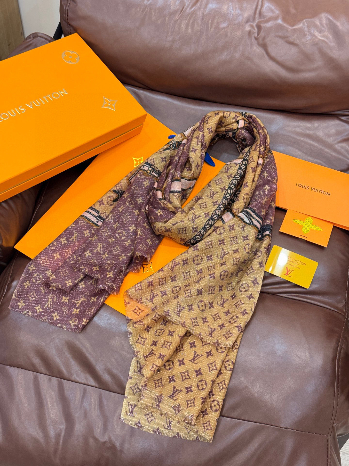 会发光发亮的围巾真心赞‼️驴家【L链条箱包花纹银丝长巾】银丝印花羊绒长巾，2025新款银丝长巾来撷Nou