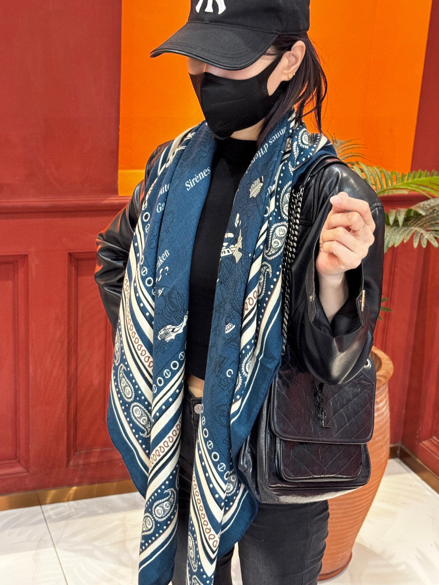 💟2025年秋冬抢先 上新💞【双面同色丝毛方巾】手工卷边山羊绒和真丝混纺披肩(70%山羊绒,30%桑蚕丝