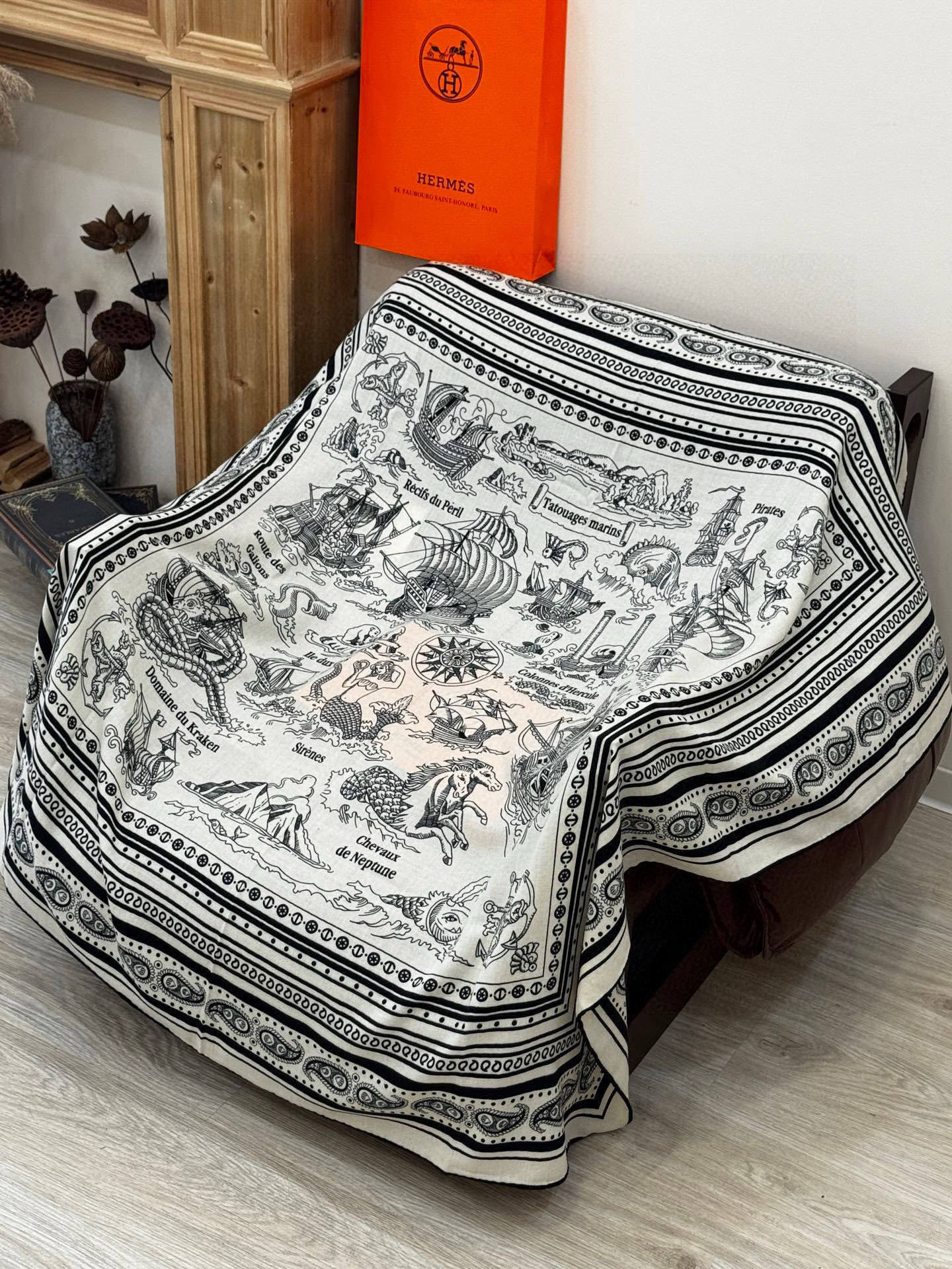 💟2025年秋冬抢先 上新💞【双面同色丝毛方巾】手工卷边山羊绒和真丝混纺披肩(70%山羊绒,30%桑蚕丝