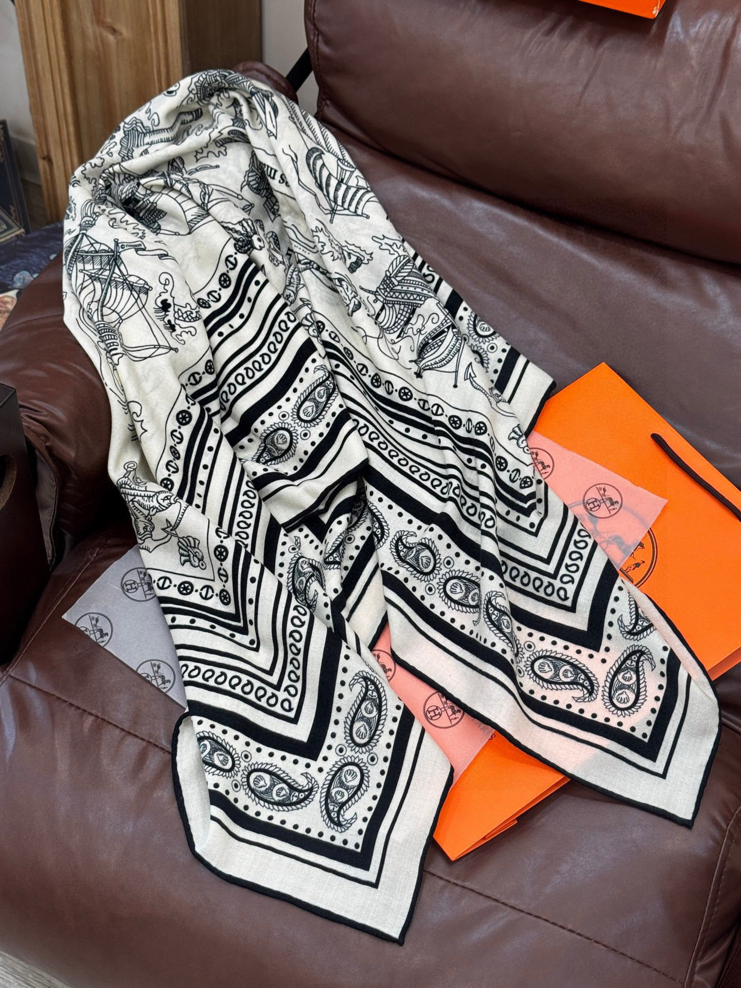 💟2025年秋冬抢先 上新💞【双面同色丝毛方巾】手工卷边山羊绒和真丝混纺披肩(70%山羊绒,30%桑蚕丝