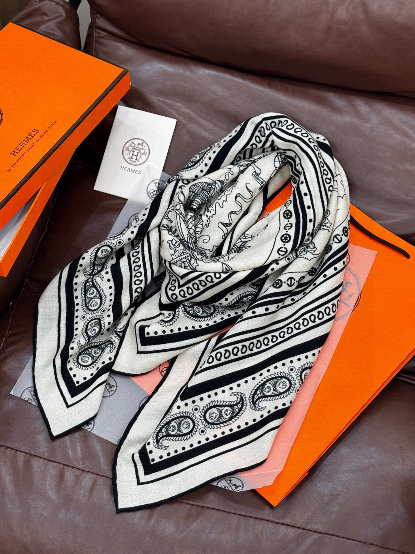 💟2025年秋冬抢先 上新💞【双面同色丝毛方巾】手工卷边山羊绒和真丝混纺披肩(70%山羊绒,30%桑蚕丝