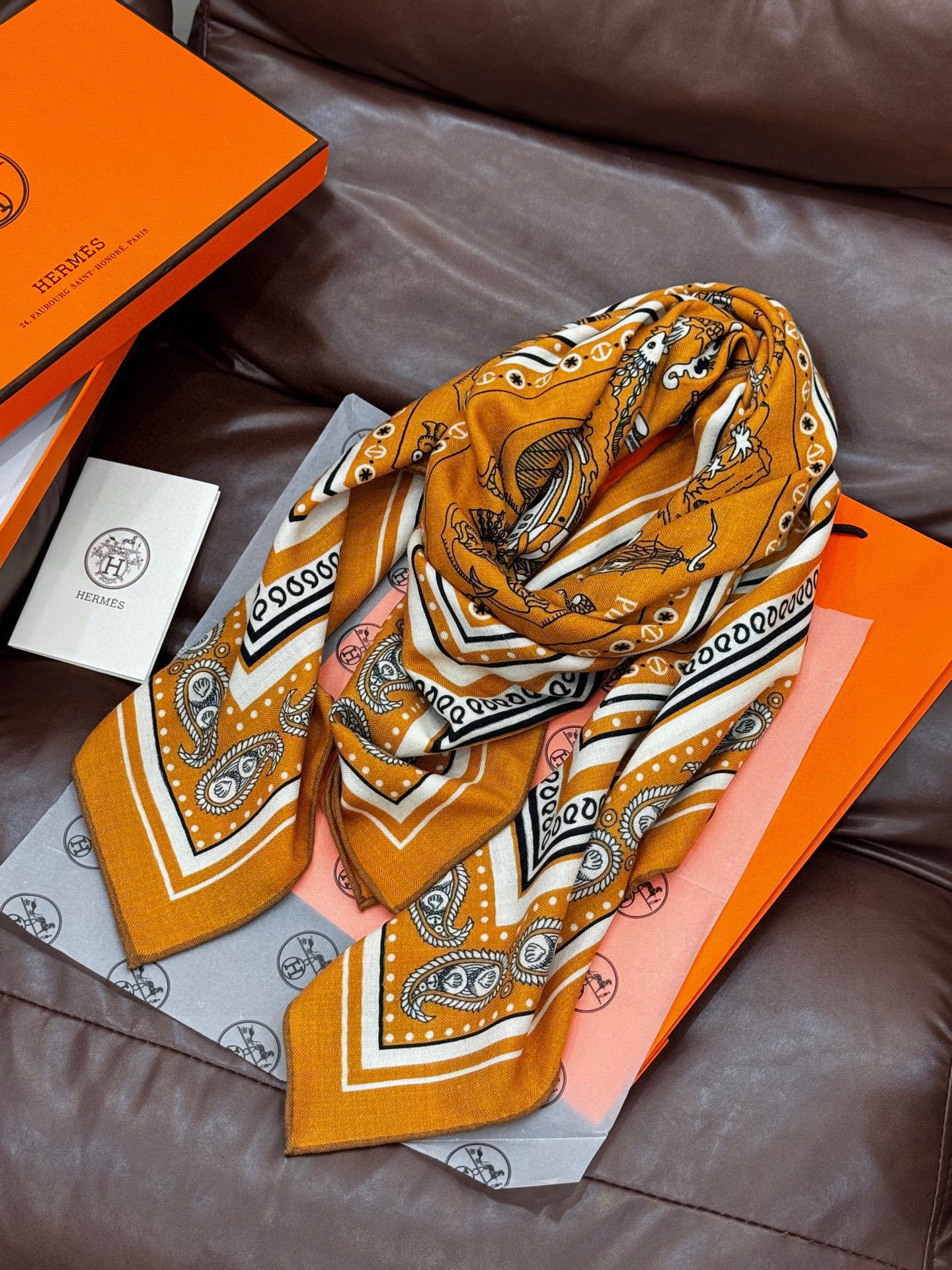 💟2025年秋冬抢先 上新💞【双面同色丝毛方巾】手工卷边山羊绒和真丝混纺披肩(70%山羊绒,30%桑蚕丝