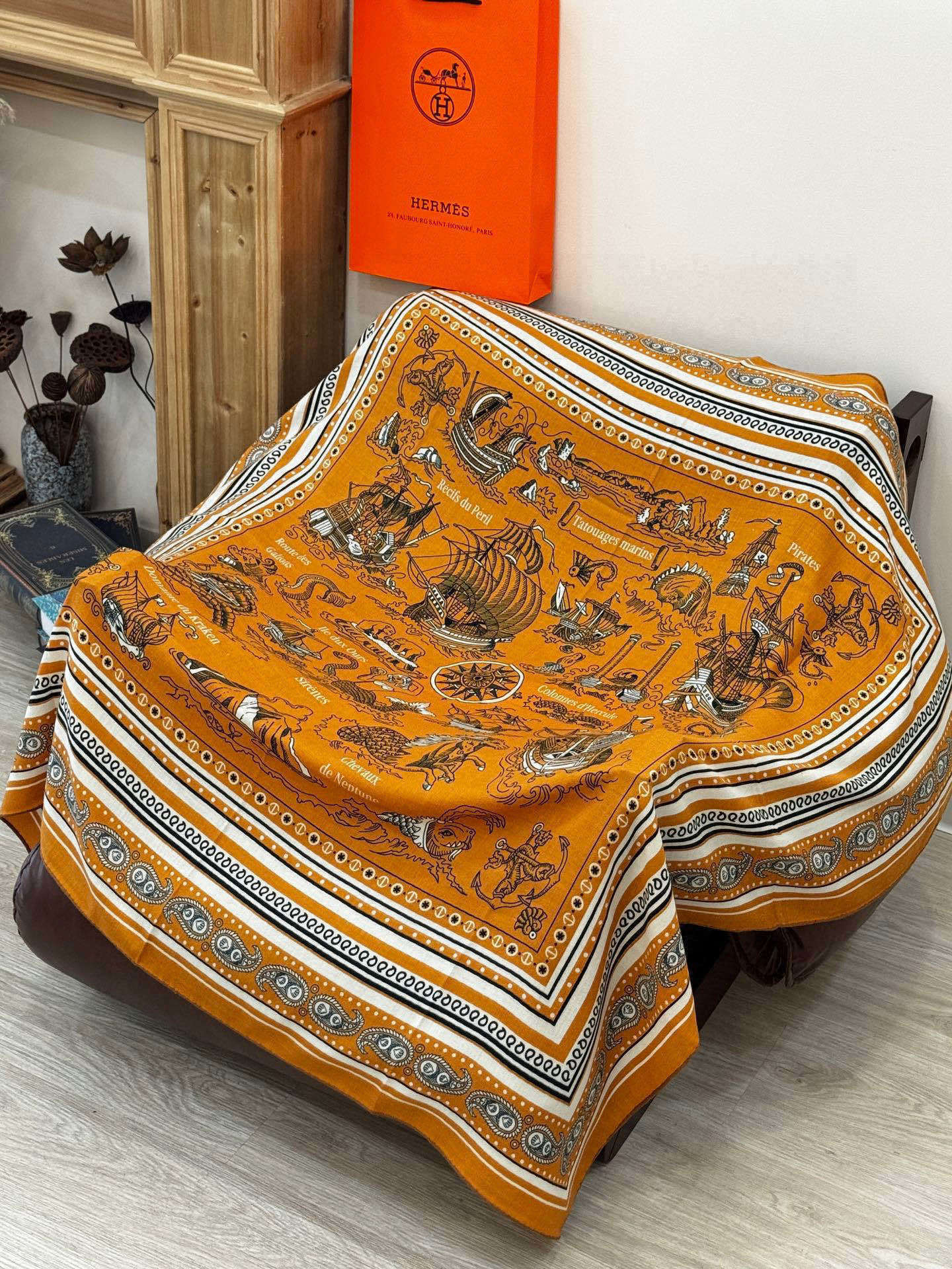 💟2025年秋冬抢先 上新💞【双面同色丝毛方巾】手工卷边山羊绒和真丝混纺披肩(70%山羊绒,30%桑蚕丝