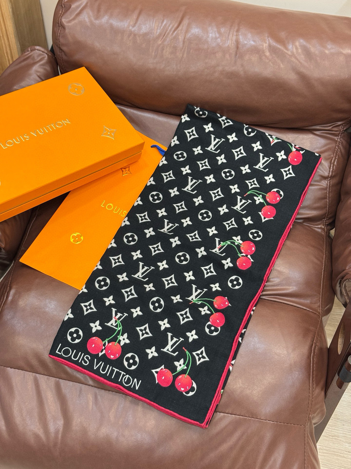 LV X TM MONOGRAMCERISE 140丝绒方巾【140双面丝绒同色】LV × TM Mon