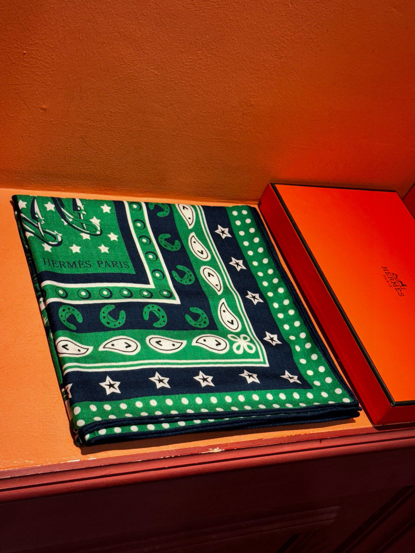 💟羊绒新款🆕👏👏买了都说好看‼️推荐💕爱马仕双面同色羊绒方巾【朋克骏马双面同色140】，顶级工艺超值‼️