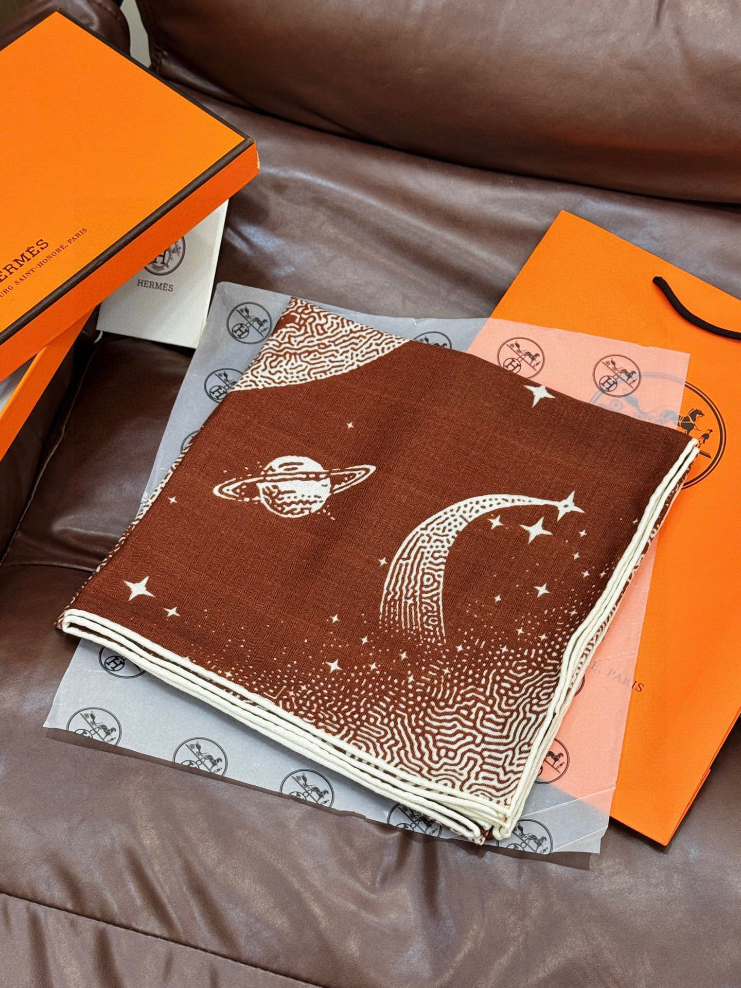 HERMES爱马仕新款|月光飞马Clair de Lune羊绒和真丝披肩,手工卷边(70%羊绒,30%真