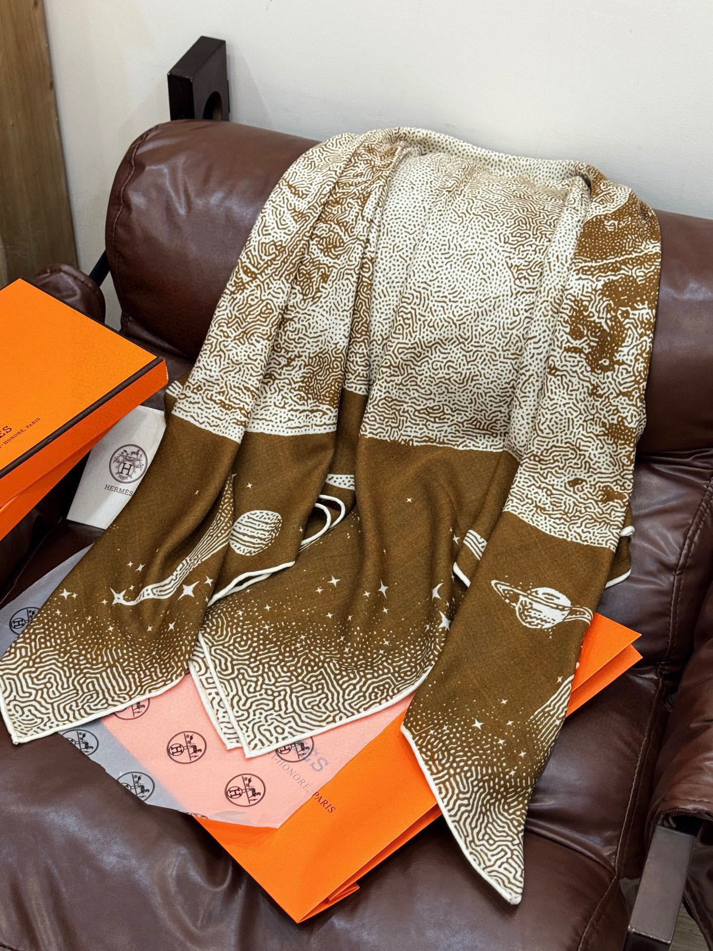 HERMES爱马仕新款|月光飞马Clair de Lune羊绒和真丝披肩,手工卷边(70%羊绒,30%真