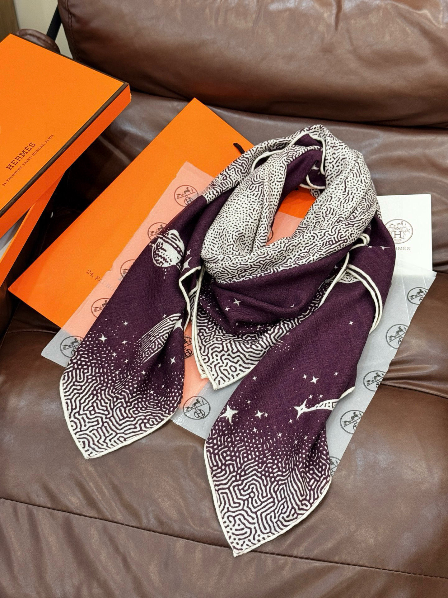 HERMES爱马仕新款|月光飞马Clair de Lune羊绒和真丝披肩，手工卷边(70%羊绒，30%真