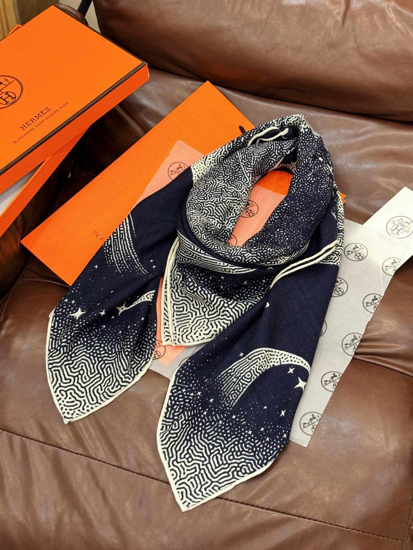 HERMES爱马仕新款|月光飞马Clair de Lune羊绒和真丝披肩,手工卷边(70%羊绒,30%真