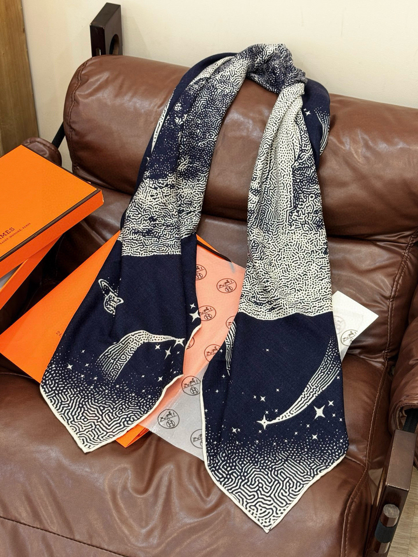 HERMES爱马仕新款|月光飞马Clair de Lune羊绒和真丝披肩,手工卷边(70%羊绒,30%真