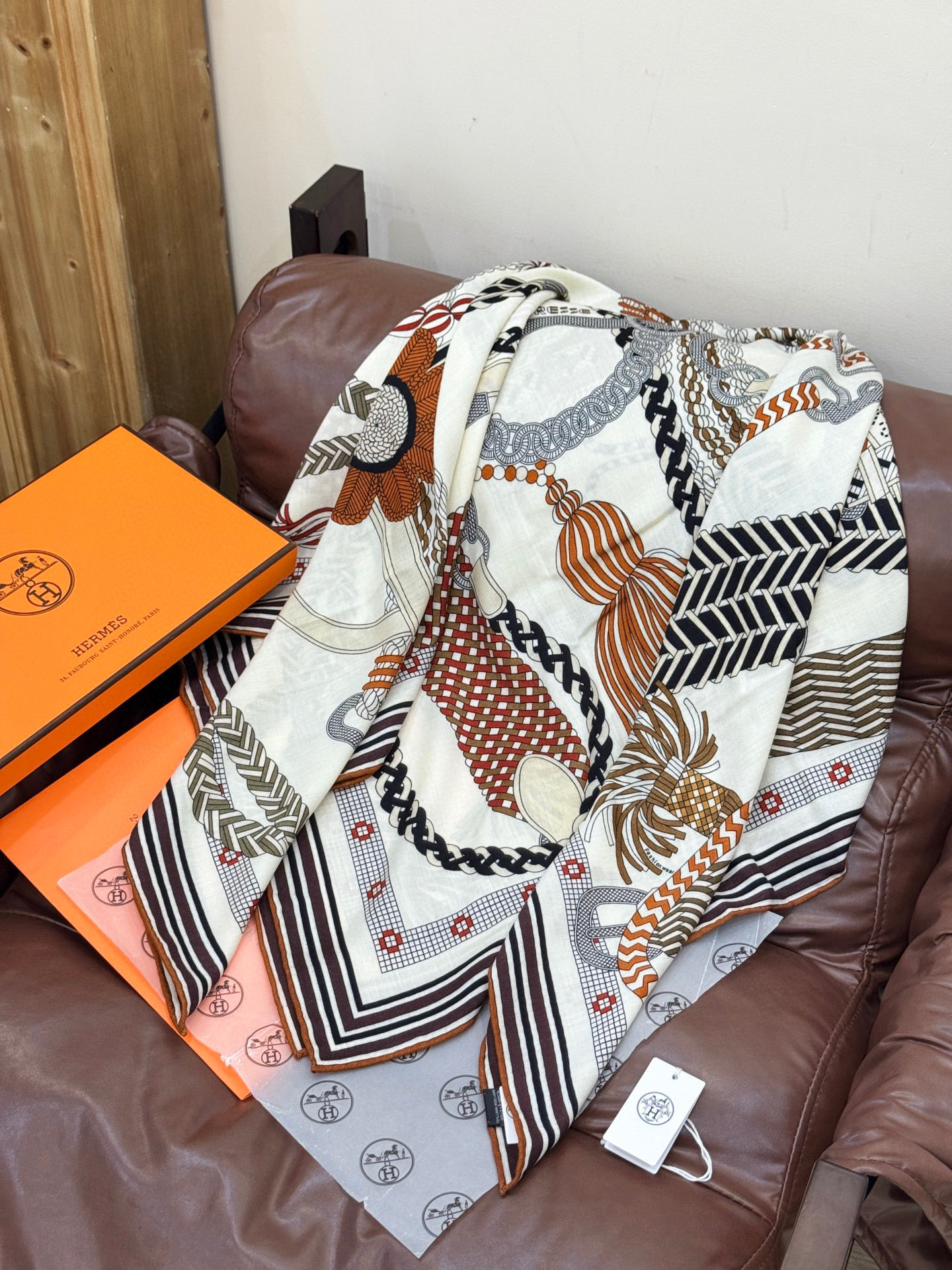 “编织鞍带”140方巾~Hermes 手工卷边丝绒方巾(30%桑蚕丝70%羊绒)这款爱马仕的经典单品展现