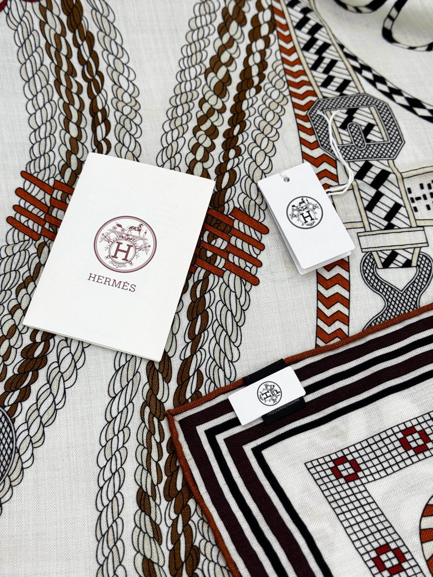 “编织鞍带”140方巾~Hermes 手工卷边丝绒方巾(30%桑蚕丝70%羊绒)这款爱马仕的经典单品展现