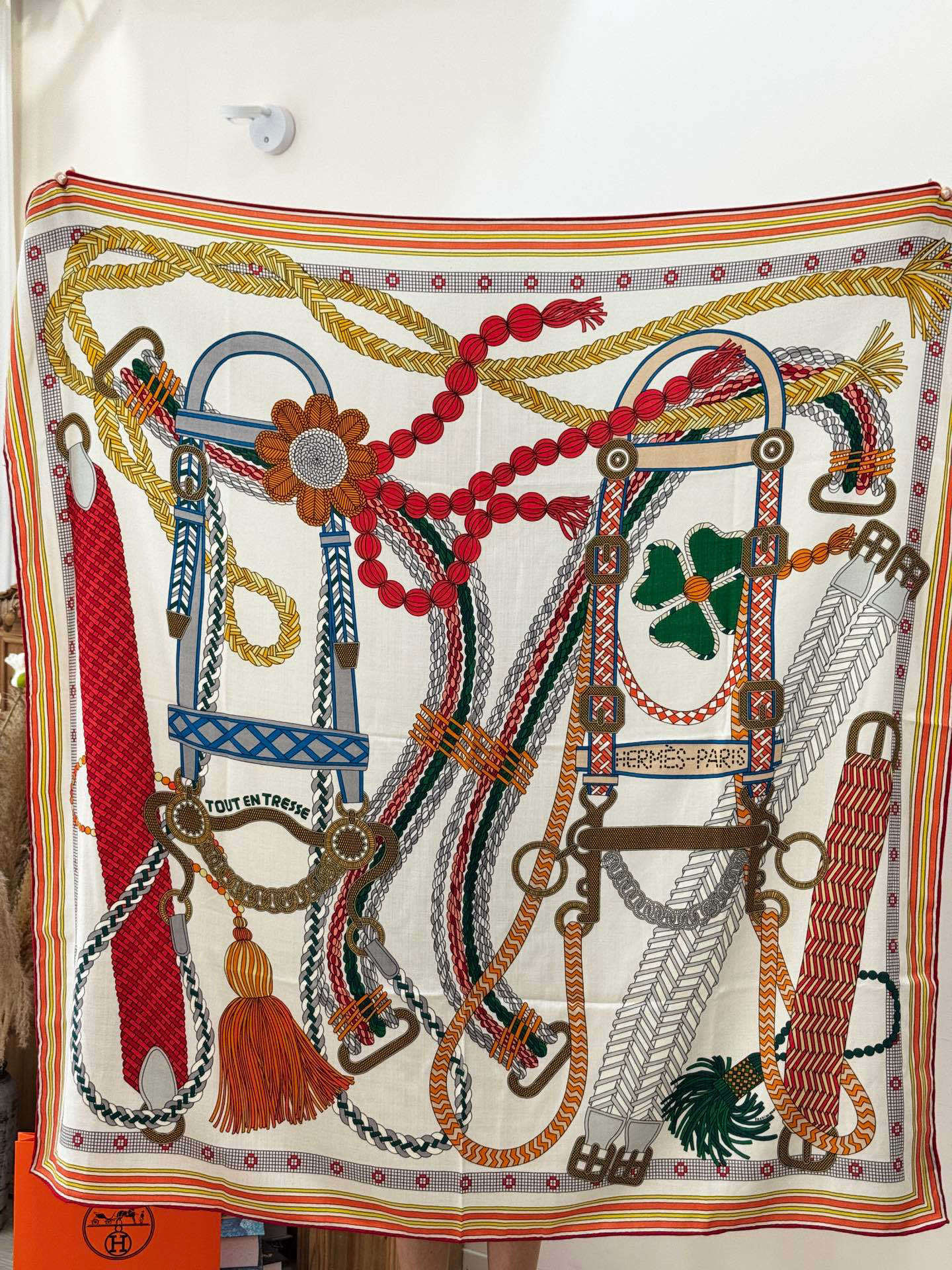 “编织鞍带”140方巾~Hermes 手工卷边丝绒方巾(30%桑蚕丝70%羊绒)这款爱马仕的经典单品展现