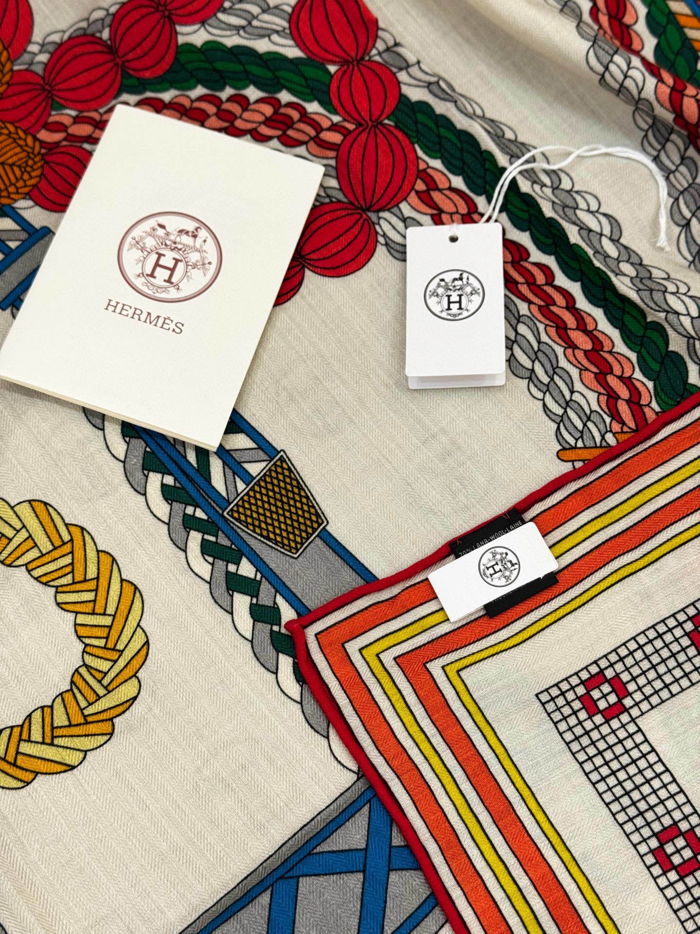 “编织鞍带”140方巾~Hermes 手工卷边丝绒方巾(30%桑蚕丝70%羊绒)这款爱马仕的经典单品展现