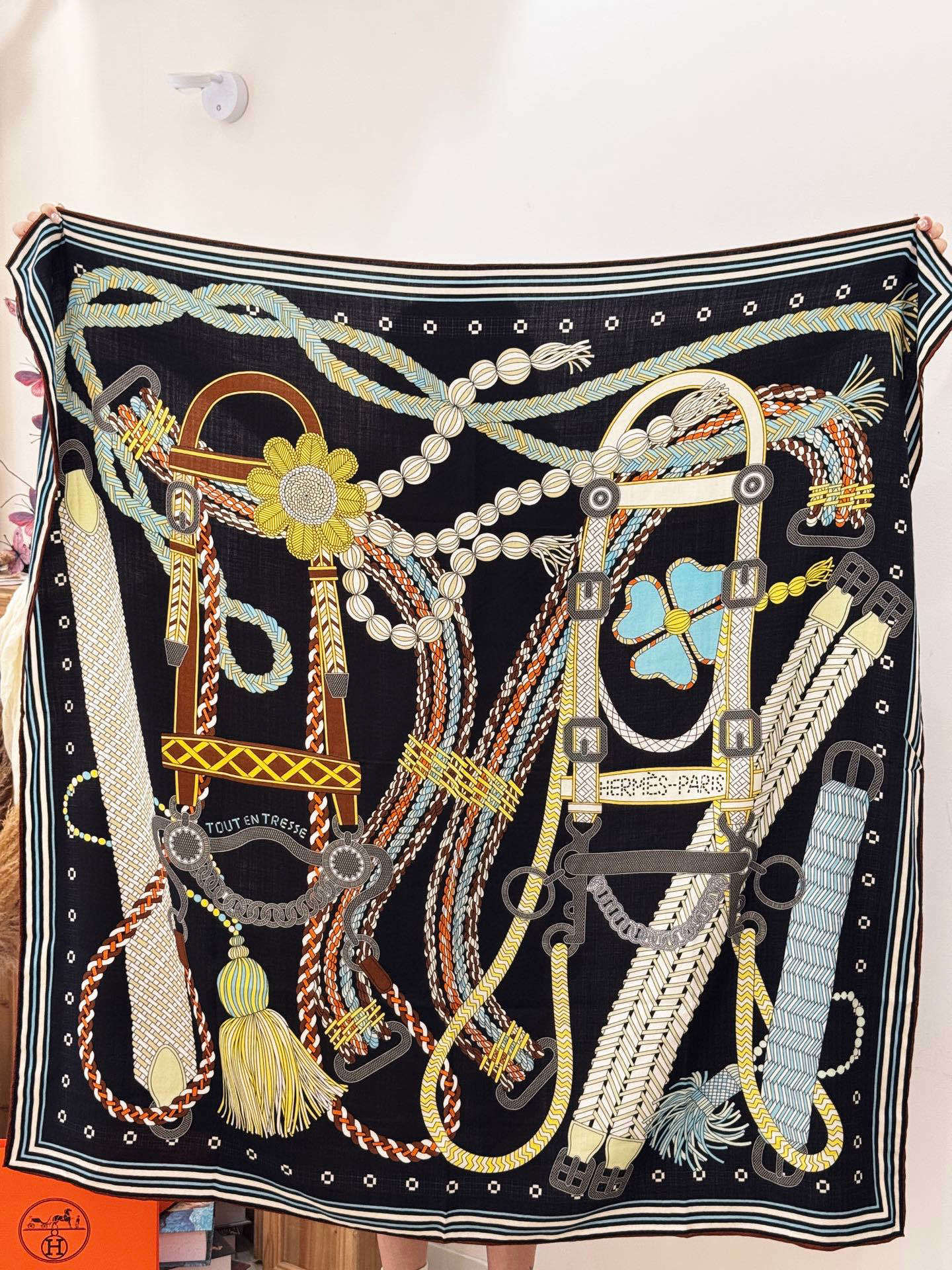 “编织鞍带”140方巾~Hermes 手工卷边丝绒方巾(30%桑蚕丝70%羊绒)这款爱马仕的经典单品展现