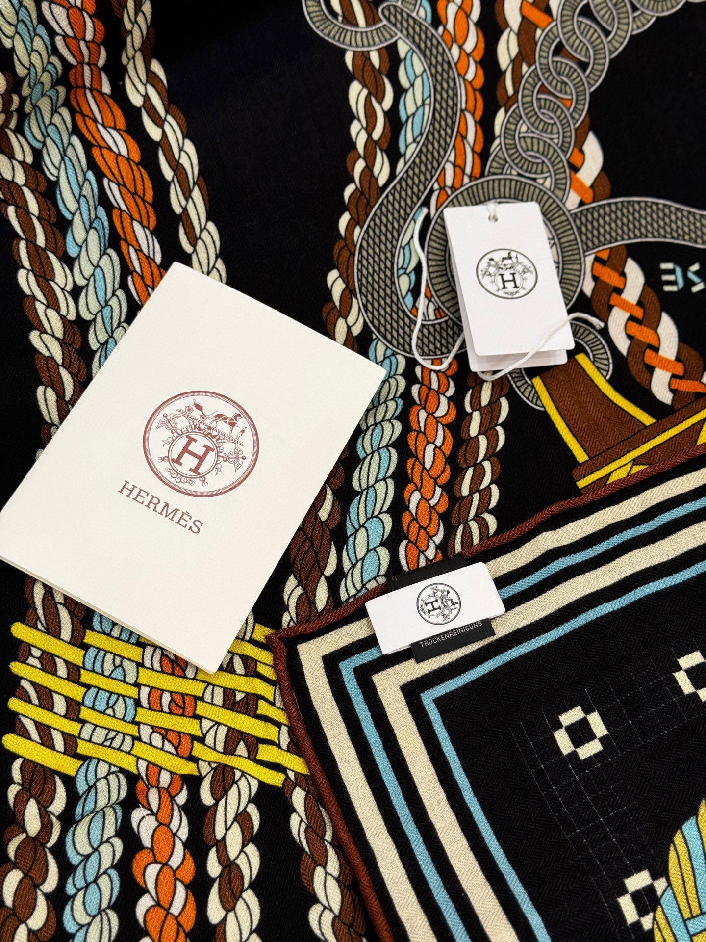 “编织鞍带”140方巾~Hermes 手工卷边丝绒方巾(30%桑蚕丝70%羊绒)这款爱马仕的经典单品展现