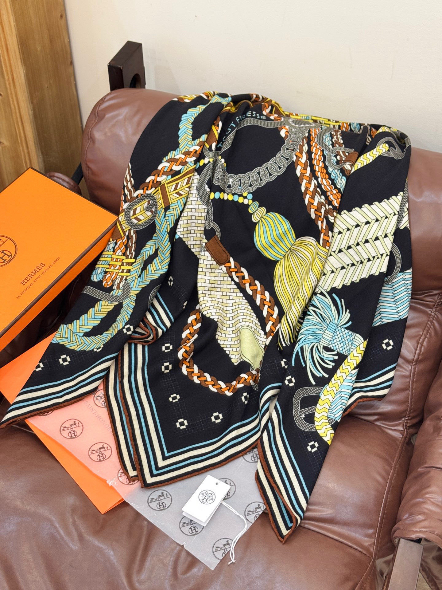 “编织鞍带”140方巾~Hermes 手工卷边丝绒方巾(30%桑蚕丝70%羊绒)这款爱马仕的经典单品展现