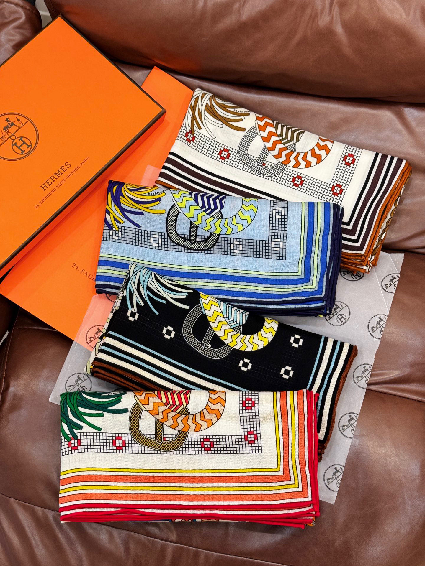 “编织鞍带”140方巾~Hermes 手工卷边丝绒方巾(30%桑蚕丝70%羊绒)这款爱马仕的经典单品展现