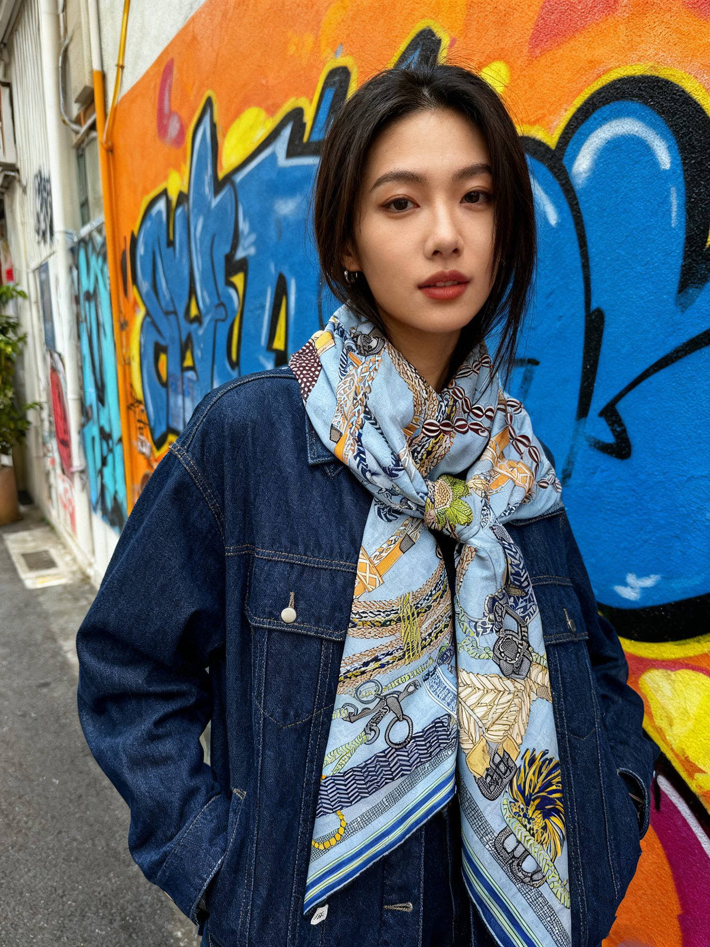 “编织鞍带”140方巾～Hermes 手工卷边丝绒方巾（30%桑蚕丝70%羊绒）这款爱马仕的经典单品展现