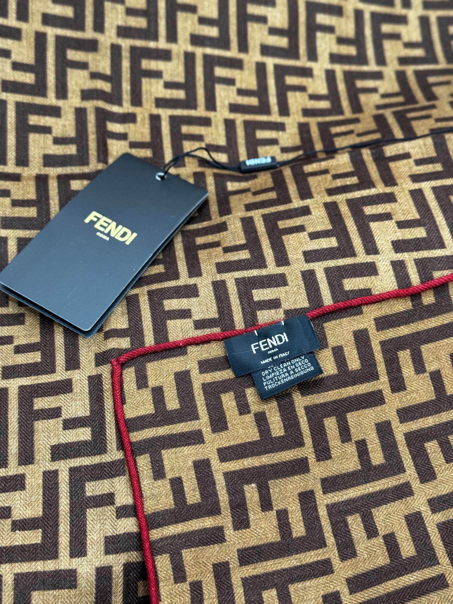 经典双F logo 遍布整条围巾丝绒材质 保暖性和手感都还不错哦秋冬必入 百搭款1962年,F公司聘用著