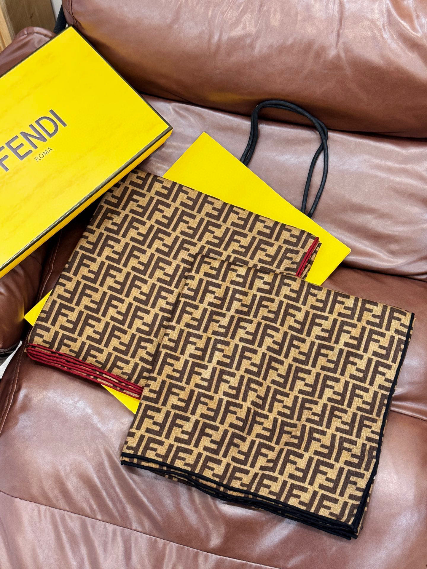 经典双F logo 遍布整条围巾丝绒材质 保暖性和手感都还不错哦秋冬必入 百搭款1962年，F公司聘用著