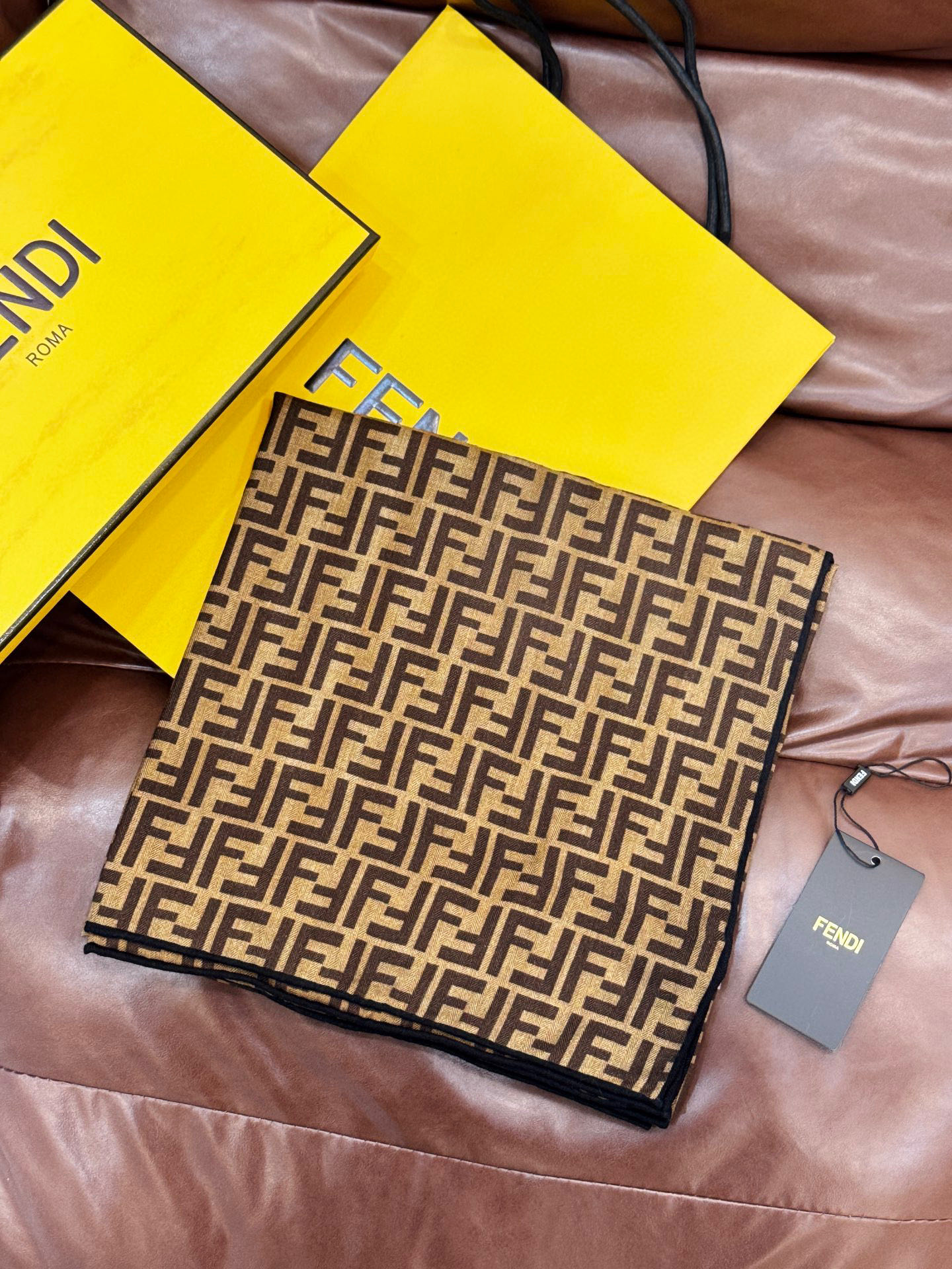 经典双F logo 遍布整条围巾丝绒材质 保暖性和手感都还不错哦秋冬必入 百搭款1962年，F公司聘用著