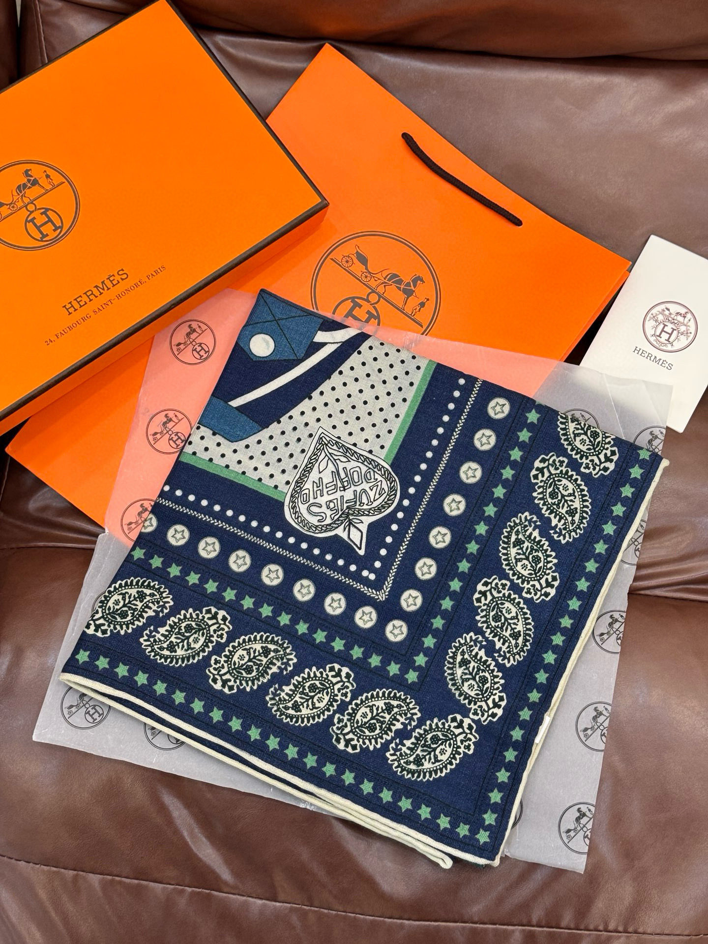 💟羊绒新款🆕👏👏买了都说好看‼️推荐💕爱马仕双面同色羊绒方巾，顶级工艺超值‼️爱马仕专柜爆款🎁💟立体呈现