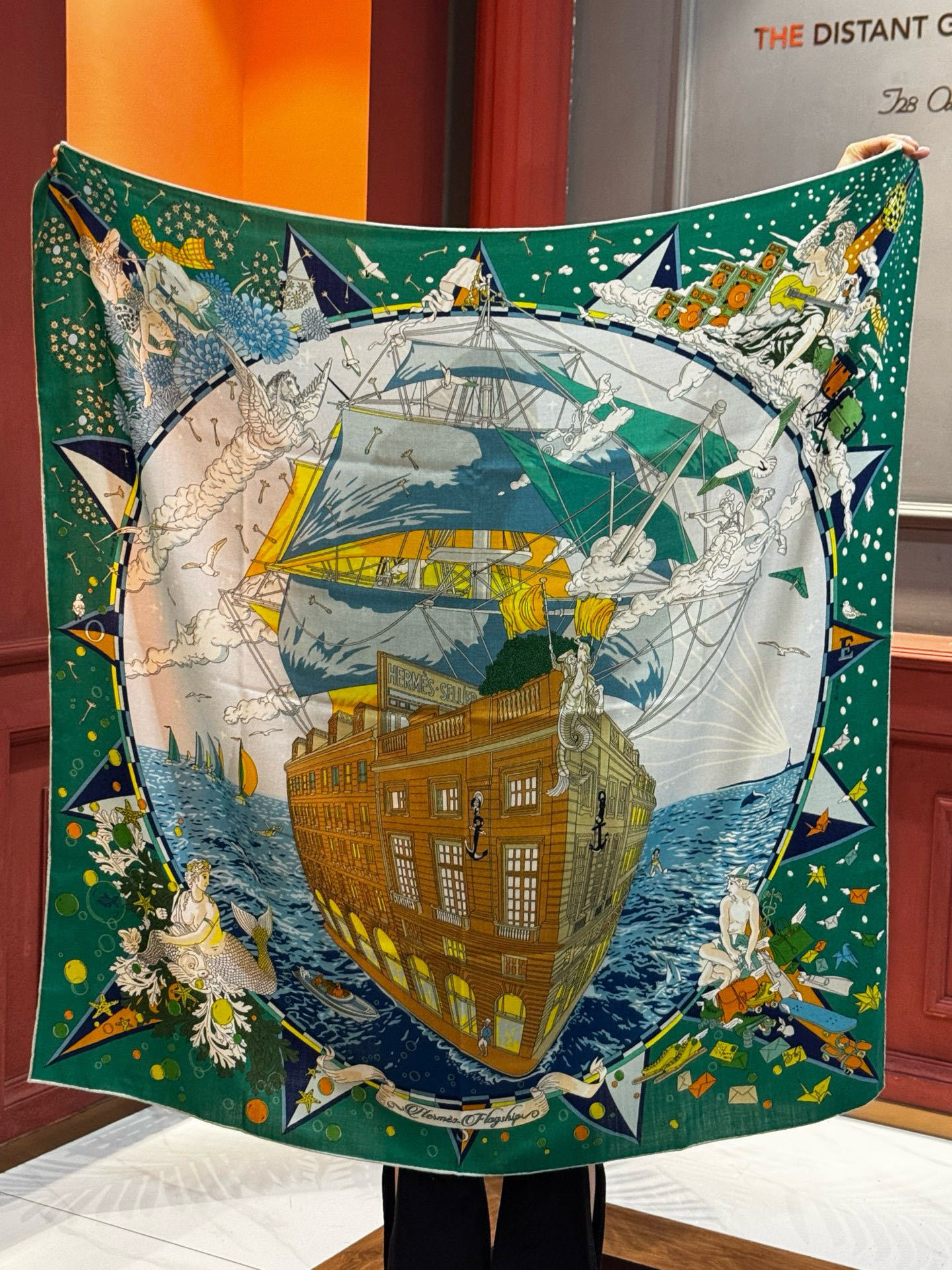 “全速前进”140双面丝毛披肩手工卷边丝毛方巾(30%桑蚕丝70%羊毛)这款经典单品展现强大而迷人的女性