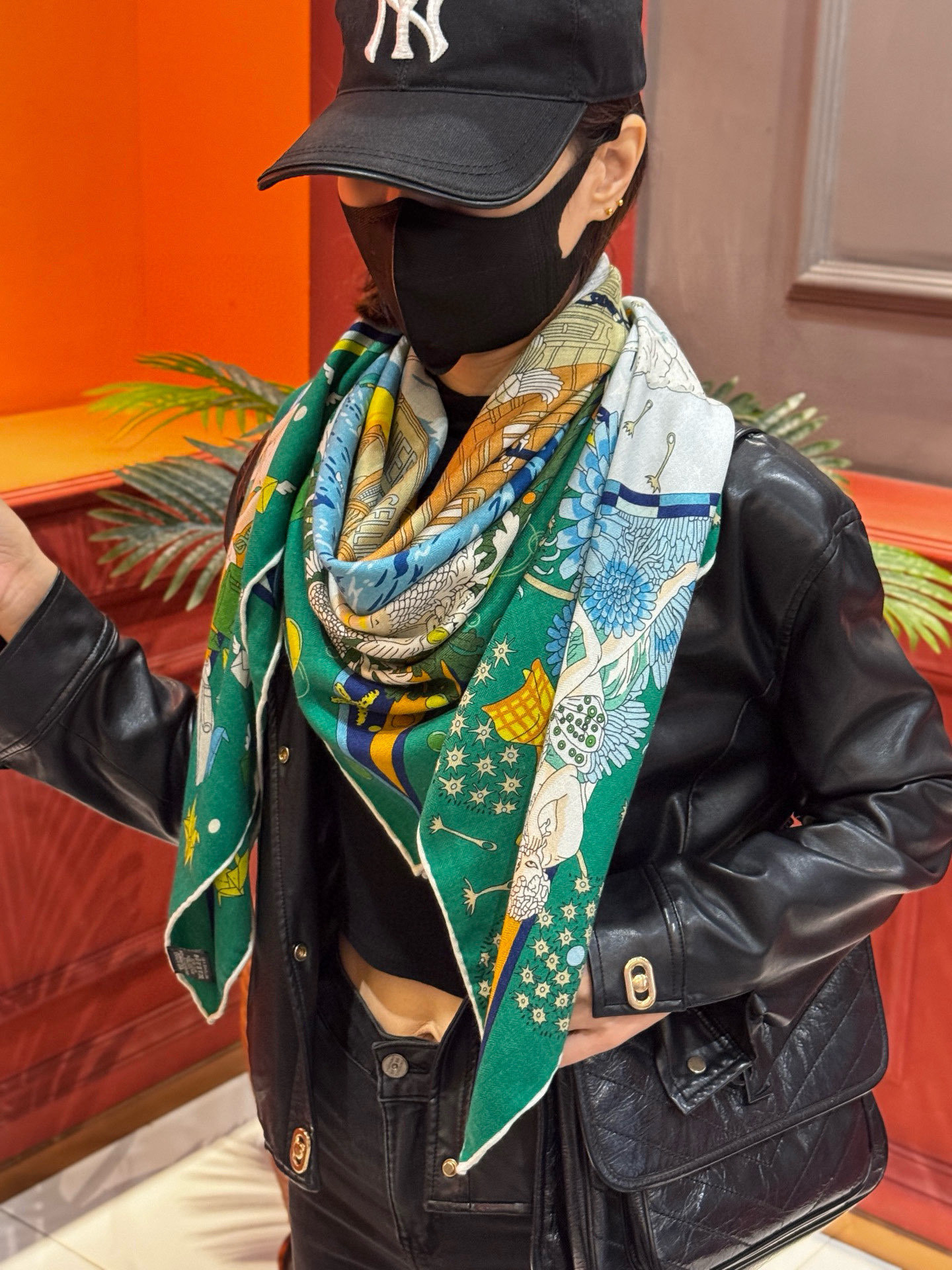 “全速前进”140双面丝毛披肩手工卷边丝毛方巾(30%桑蚕丝70%羊毛)这款经典单品展现强大而迷人的女性