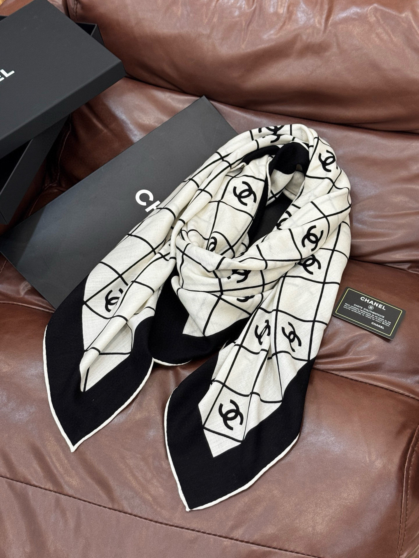 【升级双面同色 加密面料】 上新❤️ 140*140台版印花 黑白二色 高级都市新贵!山茶花的再一次邂逅