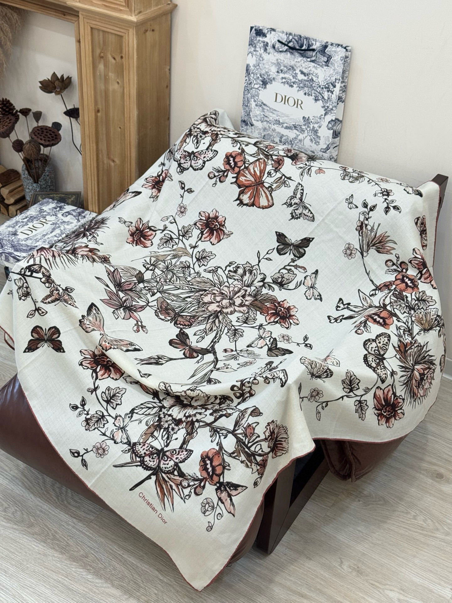 这款披肩饰以 Dior Camo PaPillon 图案,以优雅而诗意的设计全新演绎蝴蝶主题。采用真丝羊