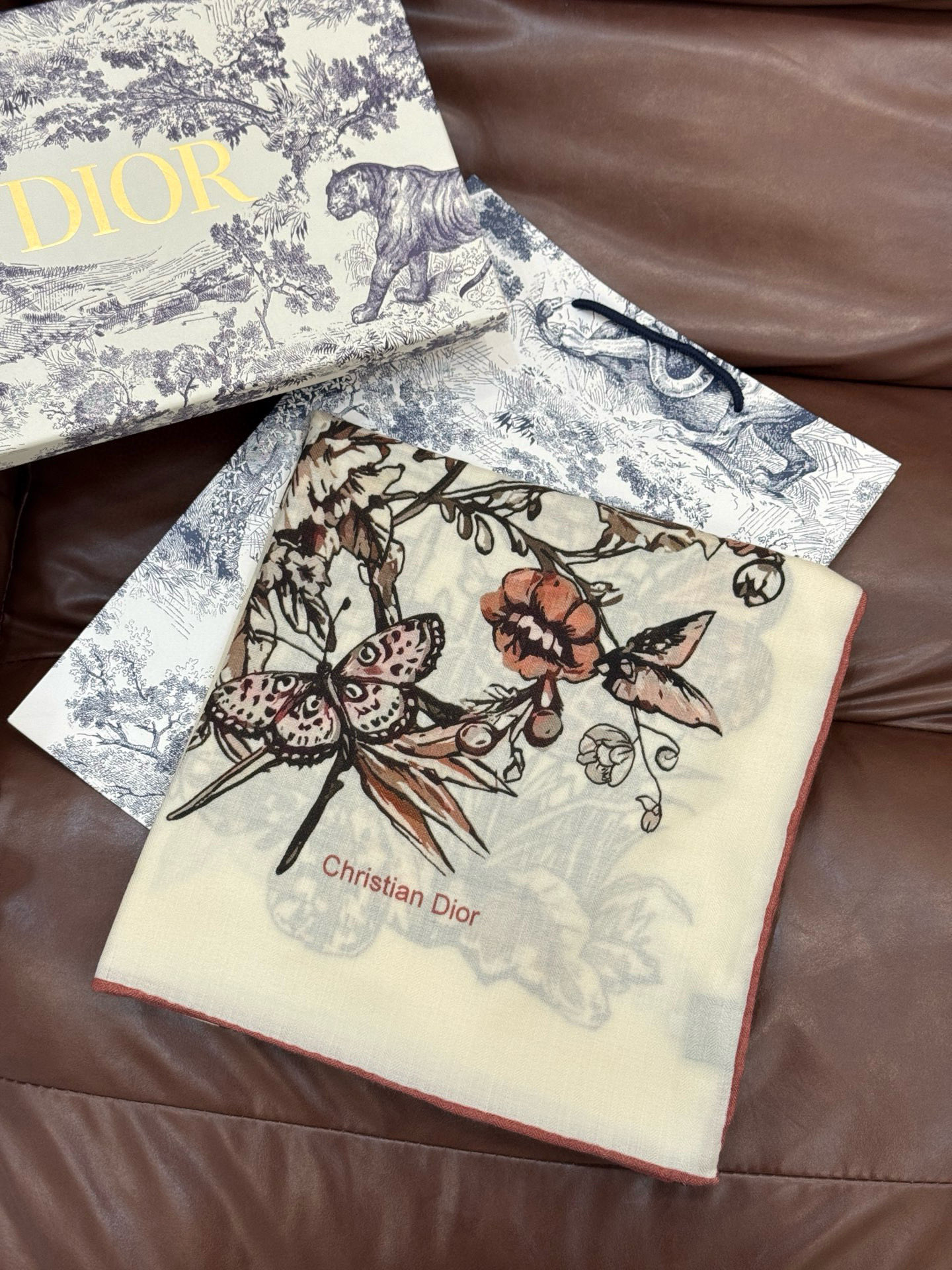 这款披肩饰以 Dior Camo PaPillon 图案,以优雅而诗意的设计全新演绎蝴蝶主题。采用真丝羊