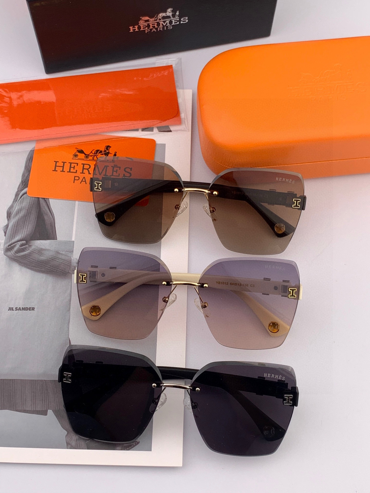 爱马仕 经典的方框设计，不挑脸型，无论搭配大衣还是连衣裙都非常显气质镜片预防紫外线 型号：H2101