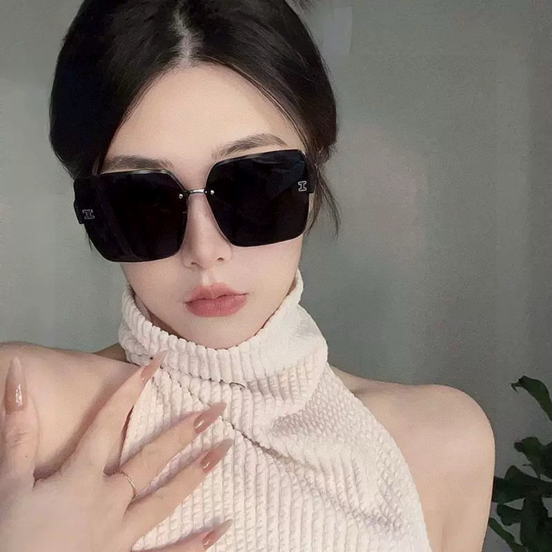 爱马仕 经典的方框设计，不挑脸型，无论搭配大衣还是连衣裙都非常显气质镜片预防紫外线 型号：H2101