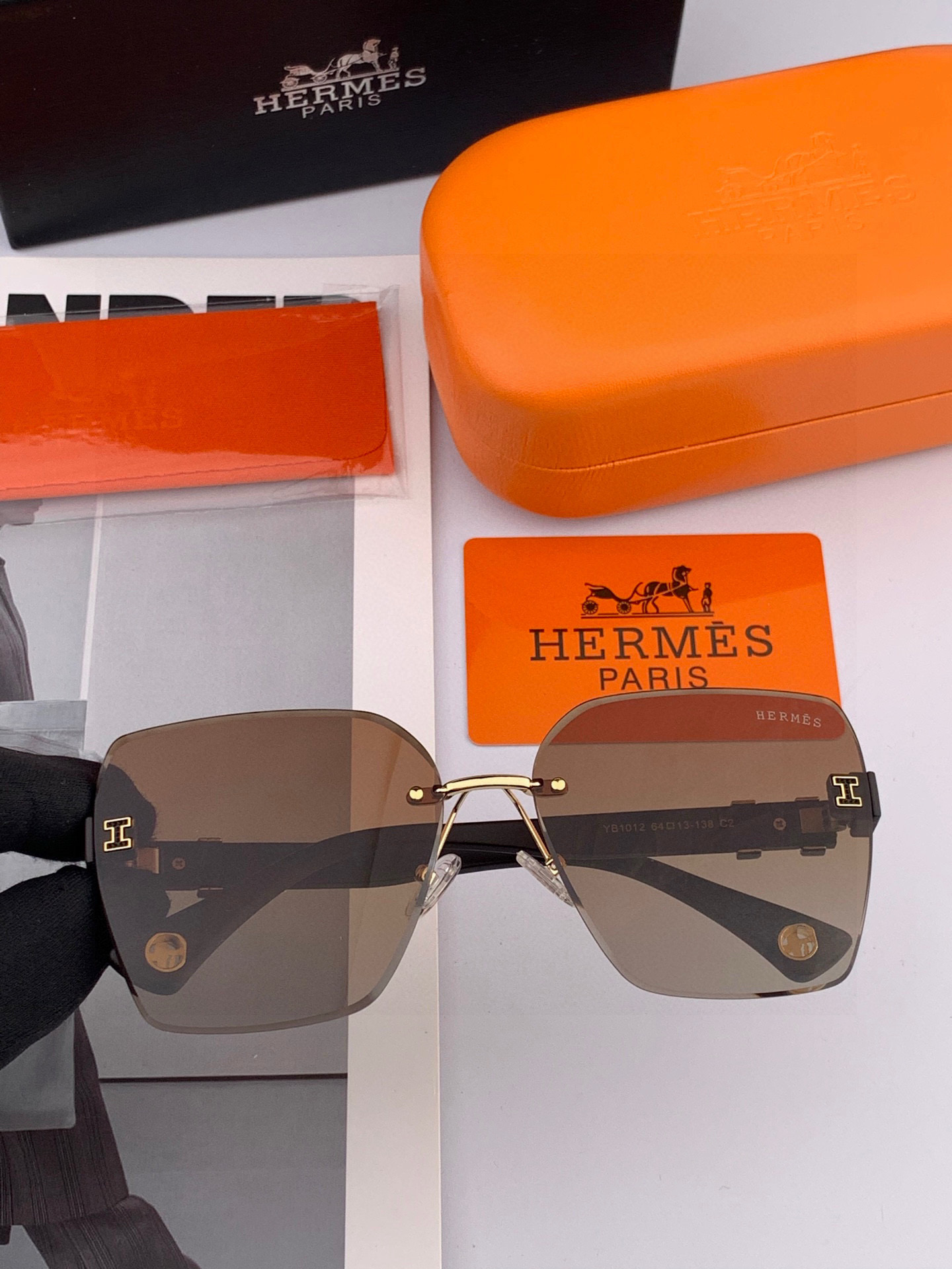 爱马仕 经典的方框设计，不挑脸型，无论搭配大衣还是连衣裙都非常显气质镜片预防紫外线 型号：H2101