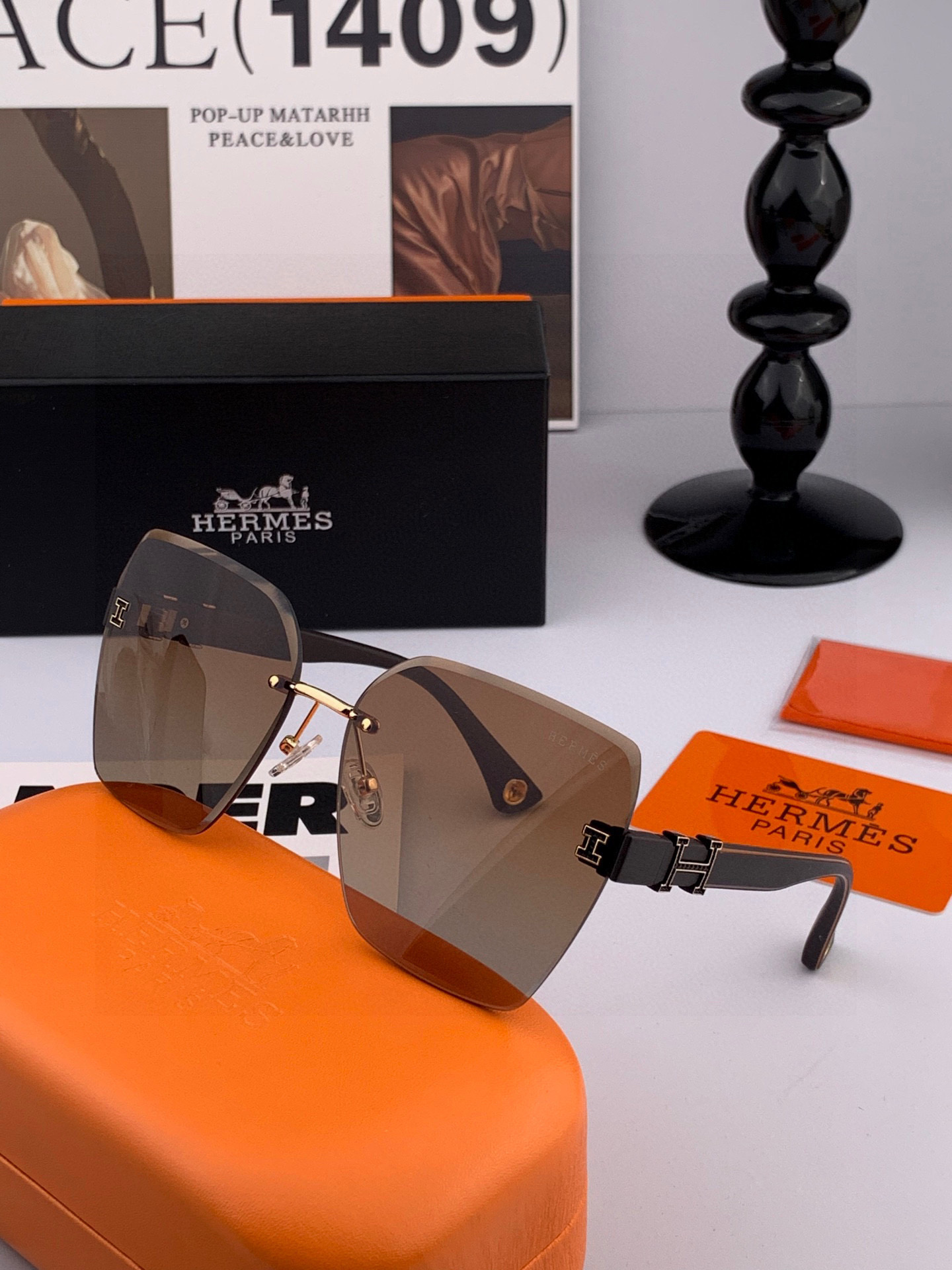 爱马仕 经典的方框设计，不挑脸型，无论搭配大衣还是连衣裙都非常显气质镜片预防紫外线 型号：H2101