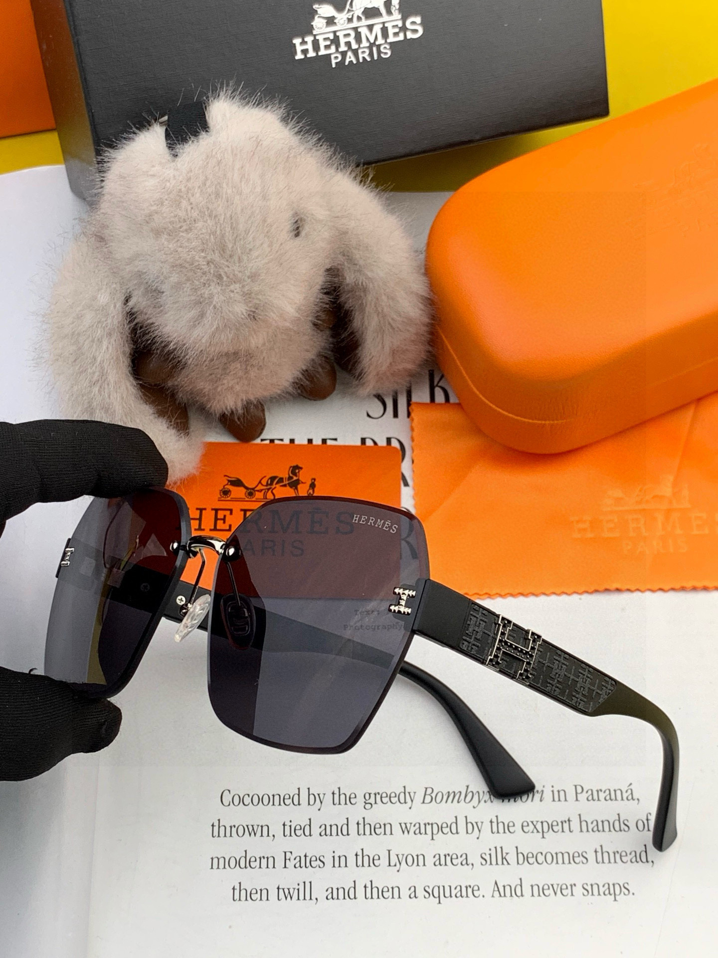 爱马仕 经典的方框设计，不挑脸型，无论搭配大衣还是连衣裙都非常显气质镜片预防紫外线 型号：H5551