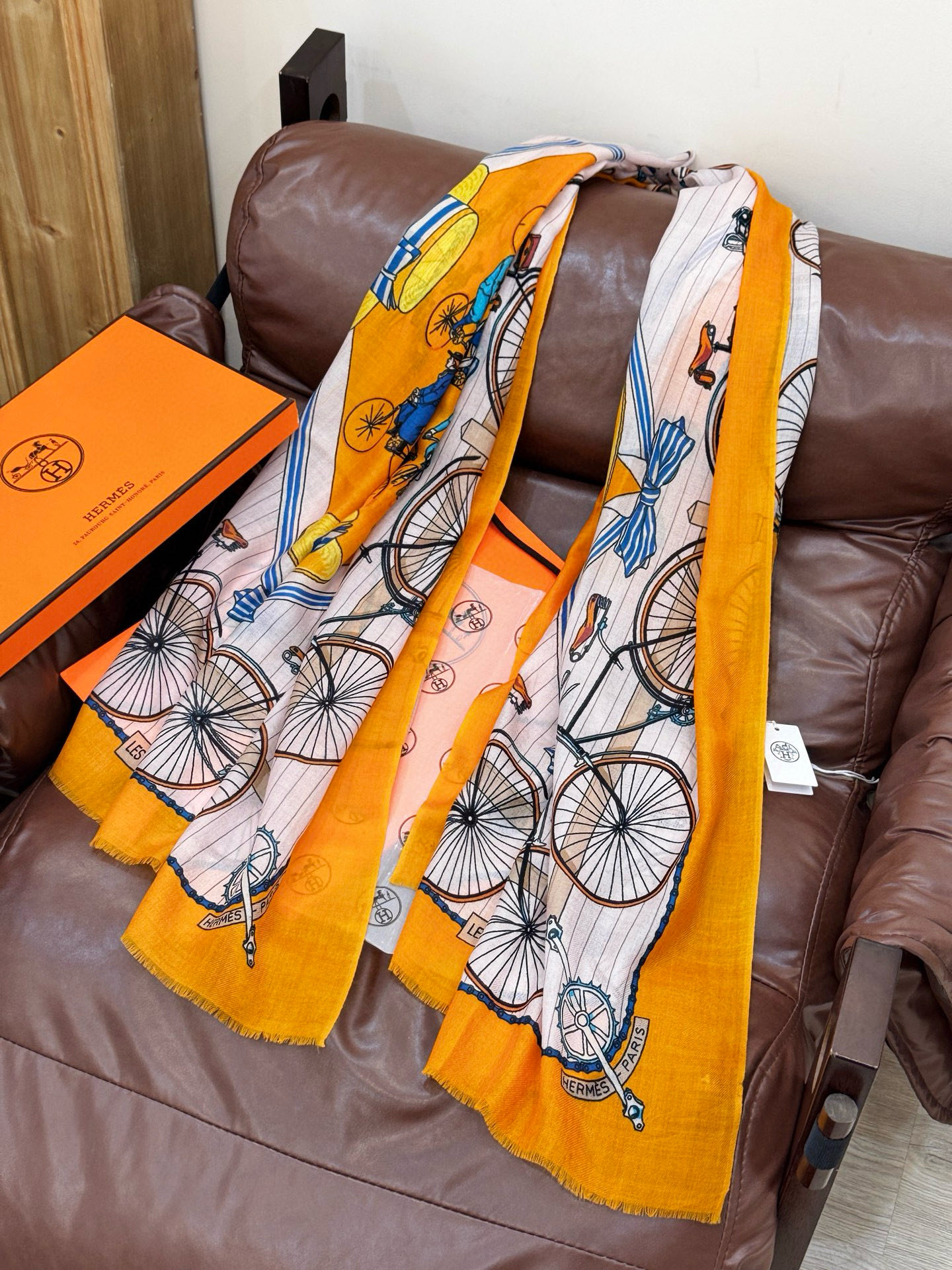 羊绒新款 🆕🆕🌈💫速度‼️下手一定要快‼️H家新款【自行车长巾】，高端 大爱 货极少 现在用极好‼️真心