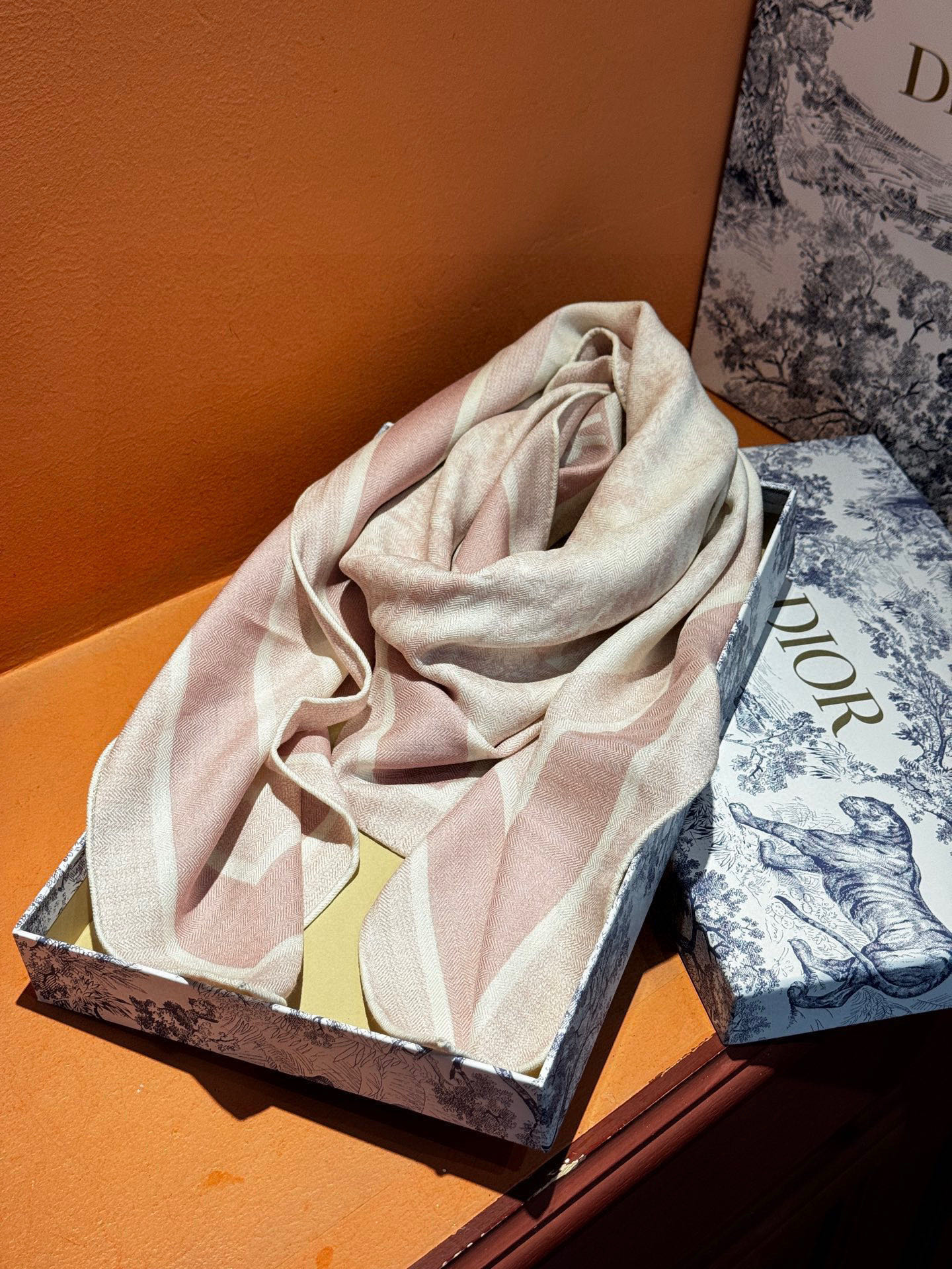 上新❤️ 𝐃𝐈𝐎𝐑 2025早春新款 《茹伊丛手绘方巾》size：110x110 cm 【双面同色丝绒方