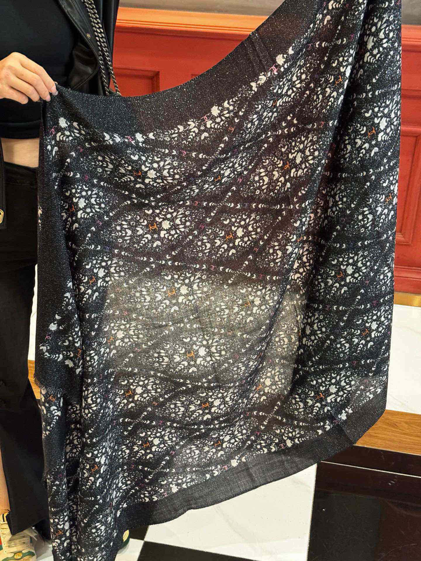 会发光发亮的围巾💟香奶奶专柜上新客供羊绒长巾👑👑 卖的超爆的，亮晶晶✨的银丝上身才会知道她的美，洋气、大