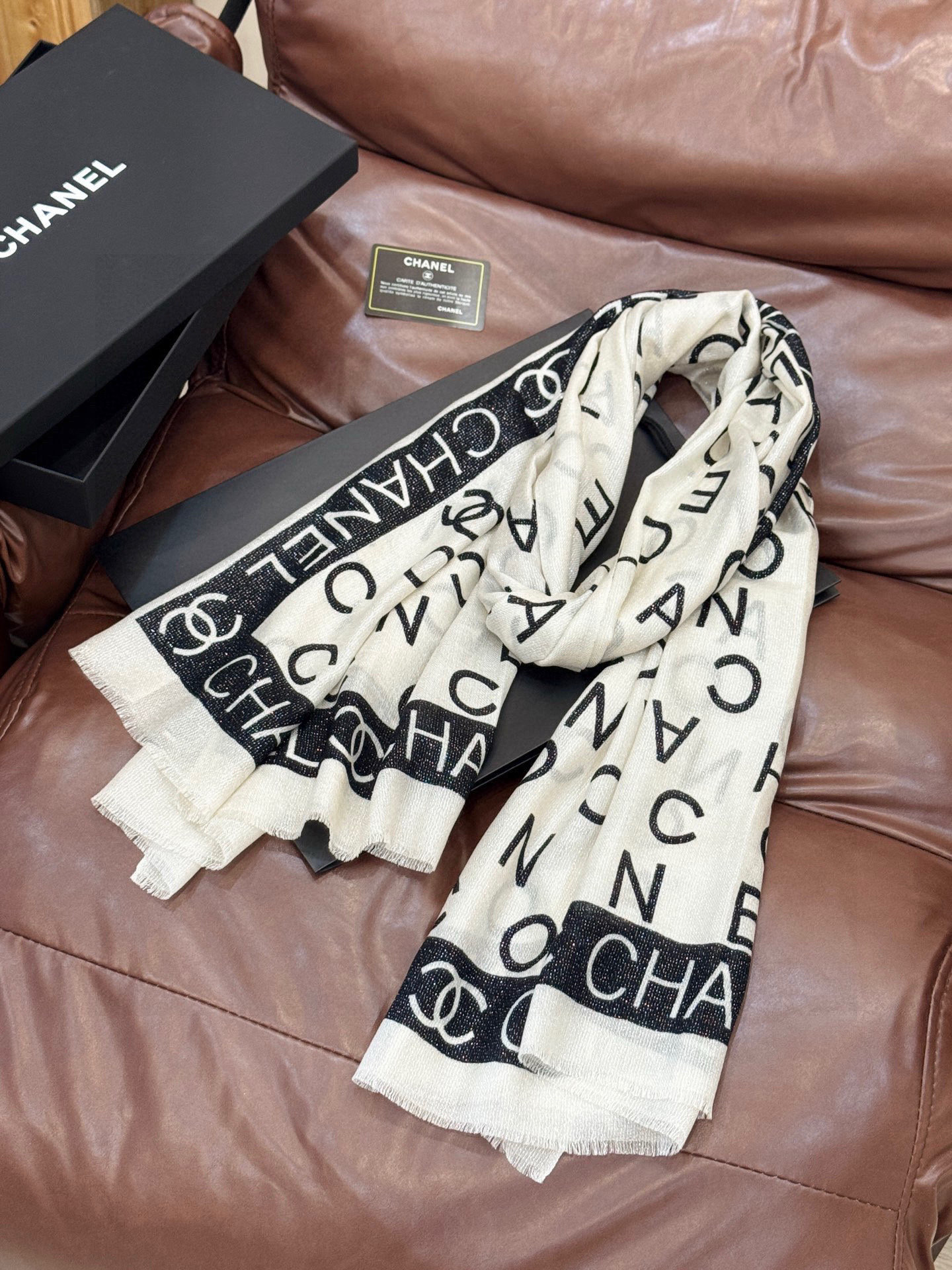 上新🌟 会发光发亮的围巾 💄💋新款客供银线💖羊绒面料长巾 😘美翻了[流泪]【银线双C图案】御用殿堂级极‼