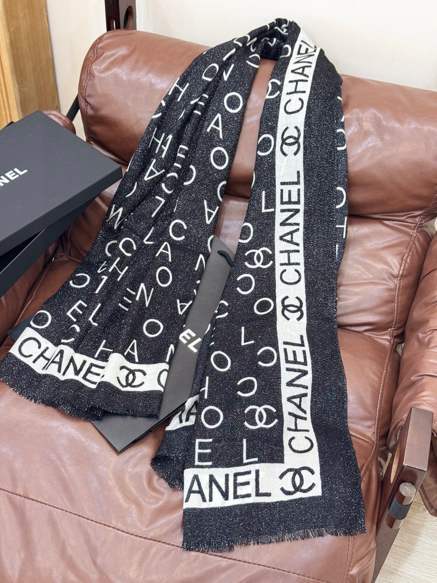 上新🌟 会发光发亮的围巾 💄💋新款客供银线💖羊绒面料长巾 😘美翻了[流泪]【银线双C图案】御用殿堂级极‼