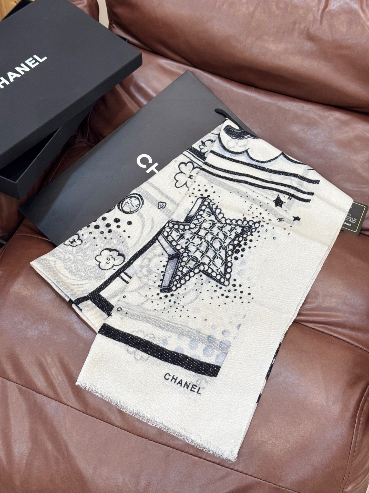 会发光发亮的围巾💟香奶奶专柜上新客供羊绒长巾👑👑 卖的超爆的，亮晶晶✨的银丝上身才会知道她的美，洋气、大