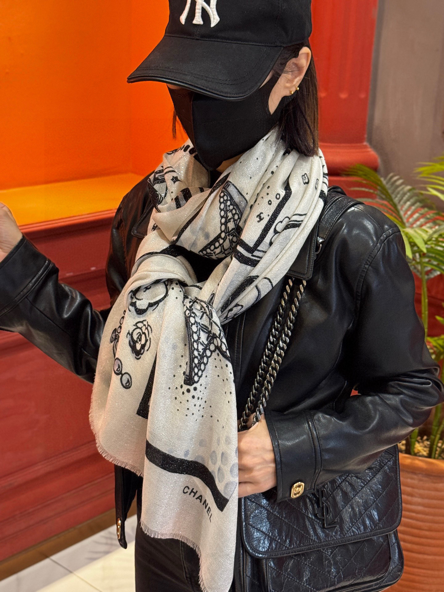 会发光发亮的围巾💟香奶奶专柜上新客供羊绒长巾👑👑 卖的超爆的，亮晶晶✨的银丝上身才会知道她的美，洋气、大