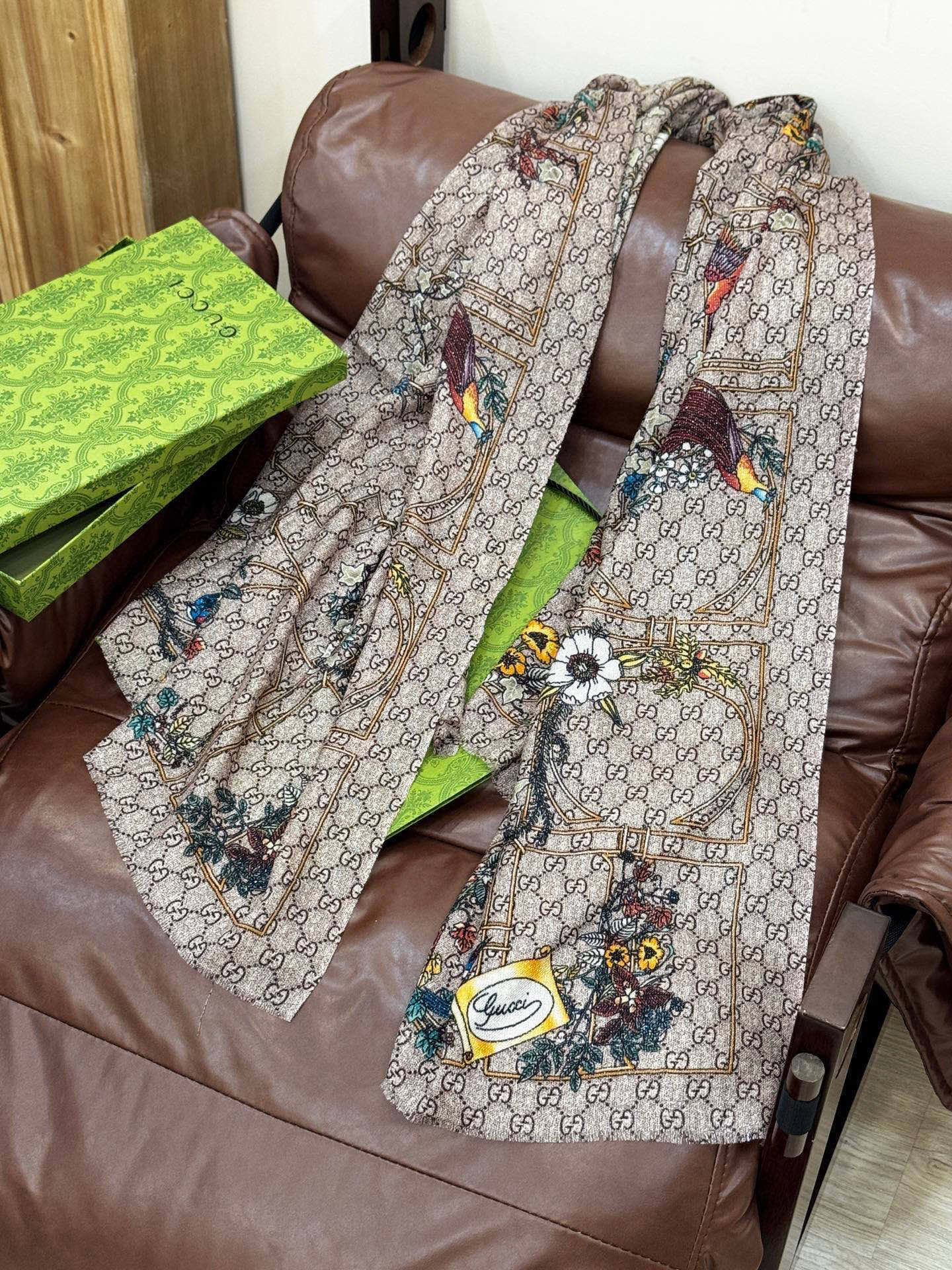 会发光发亮的围巾羊绒新款 🆕🆕🌈💫速度‼️下手一定要快‼️G家新款【GG字母花卉长巾】，高端 大爱 货极