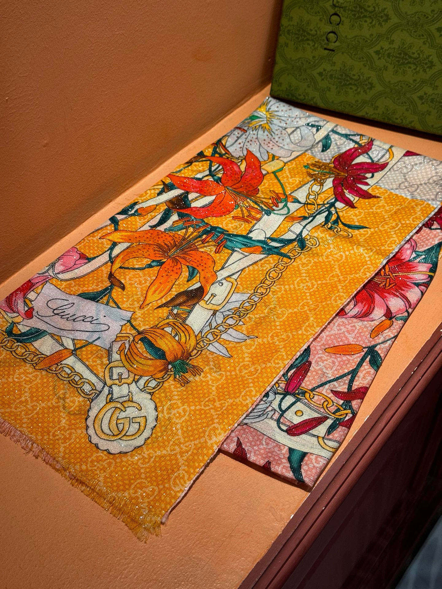 Gucci花卉羊绒围巾~超级抬气色！高级女人味！】羊绒围巾也能这么美！！！Gucci这款双面花卉羊绒围巾